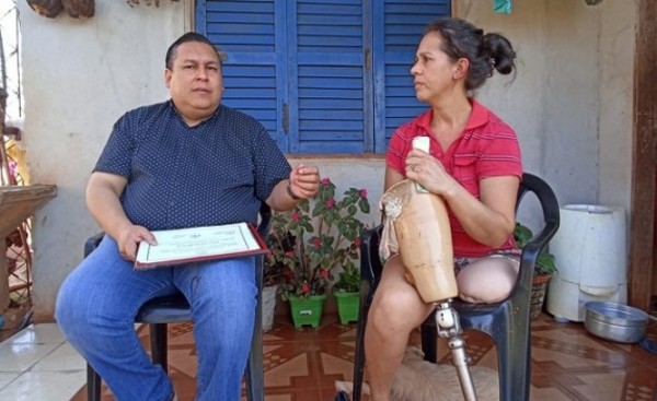 Rolando Segovia se solidariza con mujer que perdió la pierna