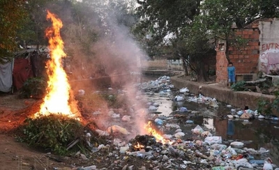 Diario HOY | Inconscientes queman basura: “Hay viendo norte tarova y se genera incendio enorme”