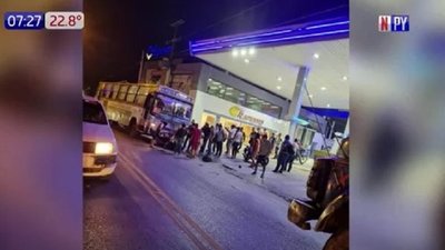 Ómnibus realiza maniobra imprudente y arrolla a motociclista | Noticias Paraguay