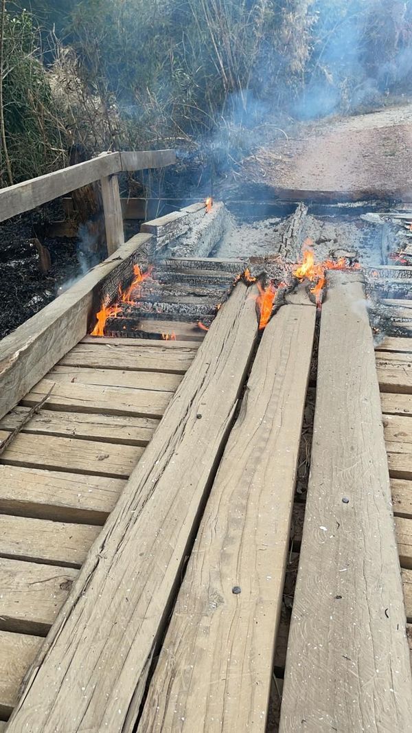 Incendio de pastizales afectó puente en Concepción - Nacionales - ABC Color