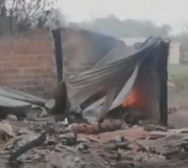 Viviendas arden a causa de incendio en pastizal - Paraguay.com
