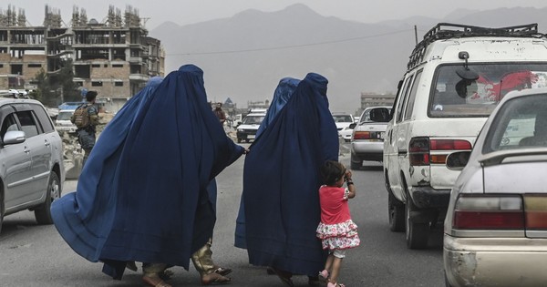 La Nación / La imagen de la mujer pierde fuerza en las calles de Kabul