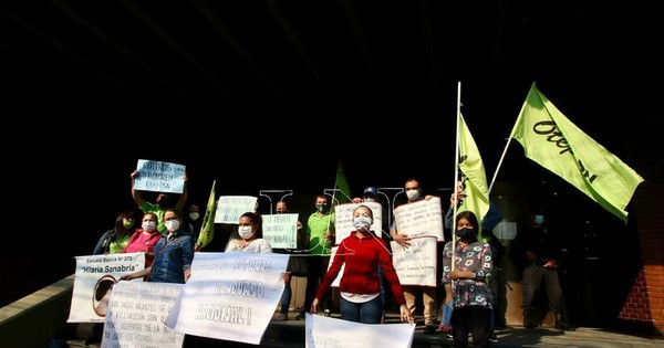 La Nación / Docentes se manifiestan y exigen cumplimiento de derechos básicos