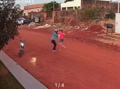 Mujer con su hijo en brazos fue despojada de su celular por un motochorro