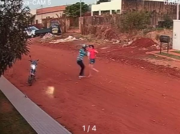 Mujer con su hijo en brazos fue despojada de su celular por un motochorro