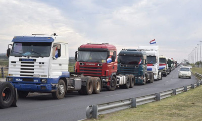 En la tarde de este jueves camioneros levantarían paro tras conseguir 30% de aumento del precio del flete - OviedoPress