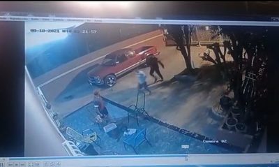 Acusan a policías de la comisaría 8va. de atropellar una vivienda, robar y plantar droga