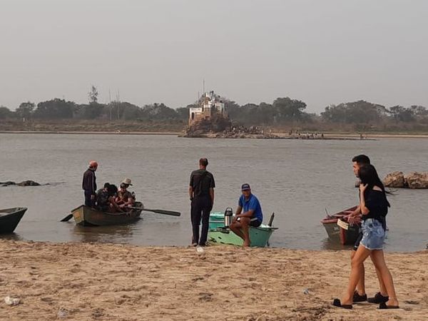 Canoeros de Limpio ofrecen paseo hasta el Peñón, ante bajante del río y escasez de peces