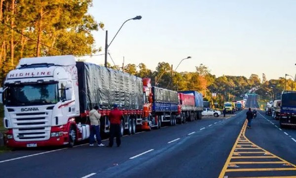 En la tarde de este jueves camioneros levantarían paro tras conseguir 30% de aumento del precio del flete - OviedoPress