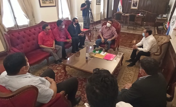 Camioneros llegan a acuerdo con Gobierno y levantarían paro este jueves