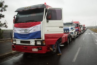 Camioneros llegan a acuerdo con Gobierno y levantarían paro este jueves