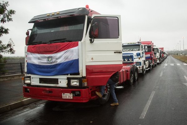 Camioneros llegan a acuerdo con Gobierno y levantarían paro este jueves