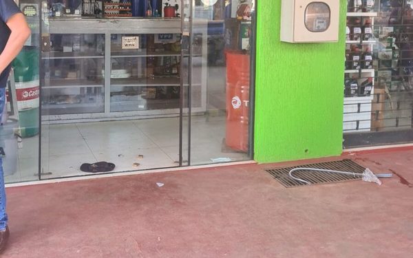 Solitario ladrón roba motocicleta y computadora de una comercio - La Clave