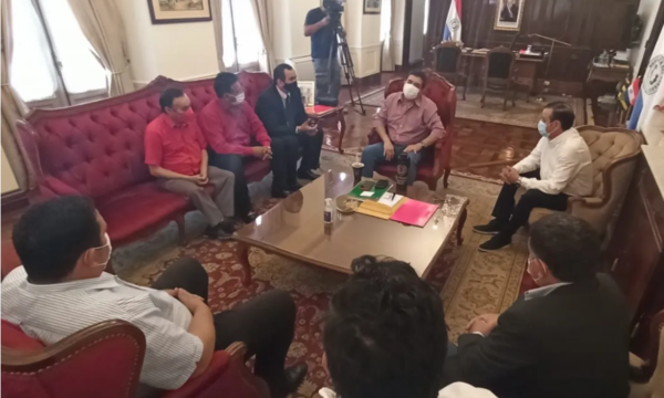 Camioneros llegan a acuerdo con Gobierno y levantarían paro este jueves