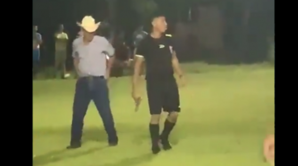 Árbitro calma ánimos en un partido a punta de pistola en Honduras