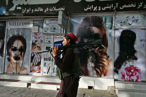 Desaparecen las imágenes femeninas de las calles de Kabul tras la llegada al poder de los talibanes