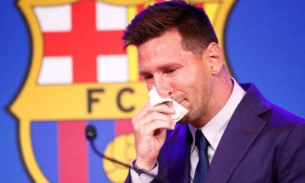 Ponen en venta el pañuelo que Messi utilizó en su despedida del Barcelona por US$ 1 millón