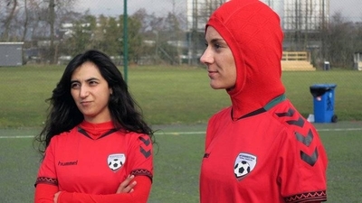 Diario HOY | Excapitana de fútbol de Afganistán pidió a sus compañeras quemar sus camisetas y huir