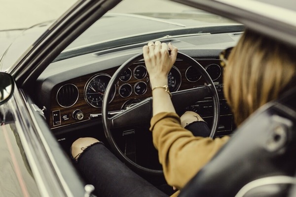 Hombres son más peligrosos que las mujeres en el volante