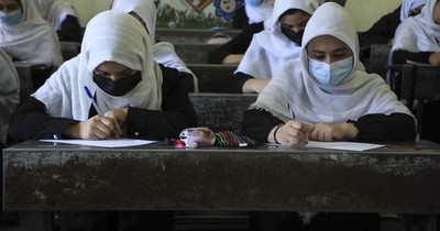 La Nación / Niñas afganas regresan a la escuela en Herat tras la toma del poder de los talibanes
