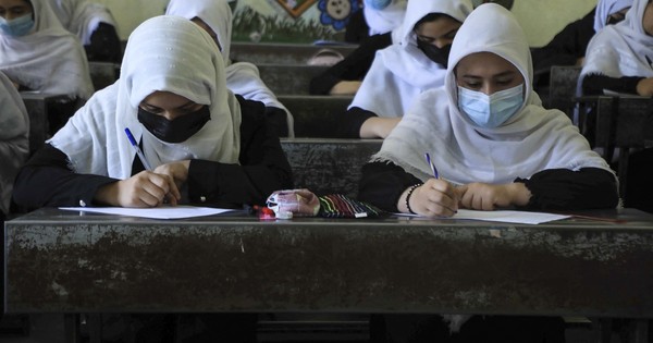 La Nación / Niñas afganas regresan a la escuela en Herat tras la toma del poder de los talibanes