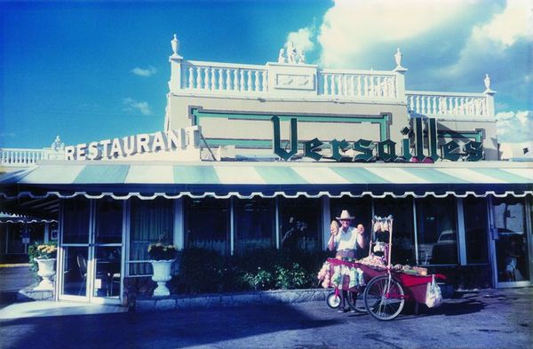 El Versailles cumple 50 años como historia viva del exilio cubano en Miami - Estilo de vida - ABC Color