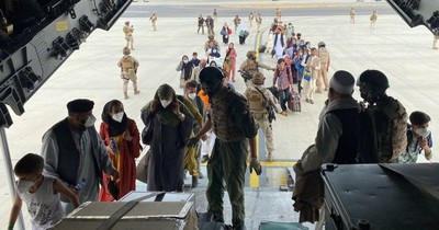 La Nación / Miles de afganos siguen atrapados en Kabul mientras resistencia se organiza en el norte