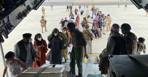 La Nación / Miles de afganos siguen atrapados en Kabul mientras resistencia se organiza en el norte