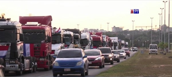 Camioneros levantan paro tras acuerdo con el Gobierno | Noticias Paraguay