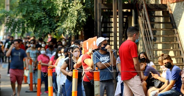 La Nación / Largas filas, calor y aglomeración en Identificaciones