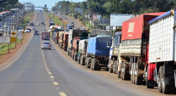 Camioneros levantan paro tras firma de acuerdo