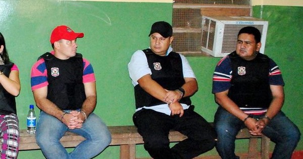 La Nación / Condenan a policías hasta a 22 años de cárcel por robo de 250 kilos de cocaína