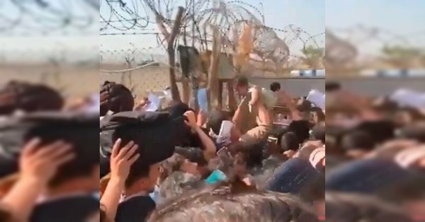 Las desgarradoras imágenes de madres entregando sus hijos a los soldados en el aeropuerto de Kabul - SNT