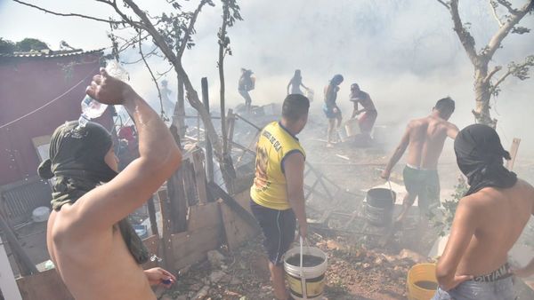 Fuego consume varias viviendas en el barrio Santa Ana de Asunción