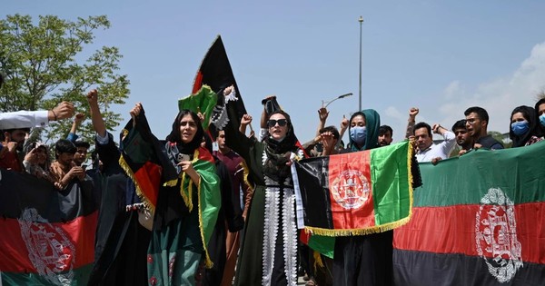 La Nación / Desafían a los talibanes ondeando la bandera afgana