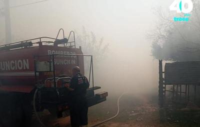 Incendio consume precarias viviendas en el barrio Santa Ana