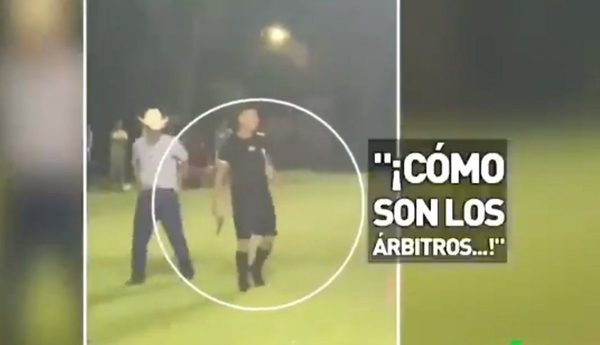 Árbitro calma ánimos en un partido a punta de pistola