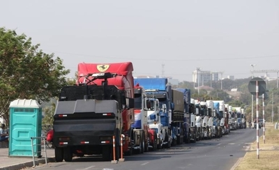 Diario HOY | Con bocinazos, camioneros se retiran de Asunción