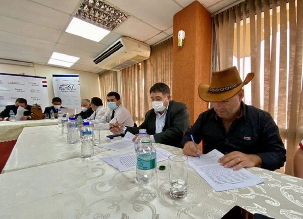 Con firma de acuerdo se levanta el paro de camioneros