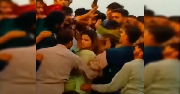 Horda de 400 hombres agredió y desnudó a una usuaria de TikTok en un parque de Pakistán - SNT