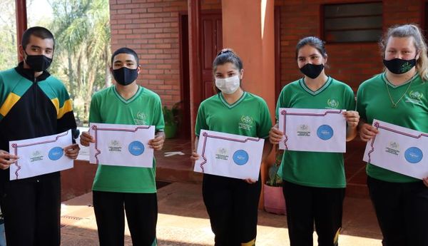 Estudiantes de colegios agrícolas reciben Becas Regional