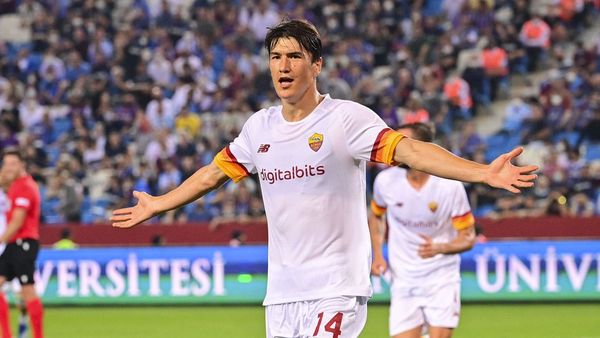 Roma de Mourinho pone un pie en la fase de grupos