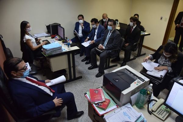 Exfiscal general Díaz Verón y su esposa enfrentarán juicio oral - Nacionales - ABC Color