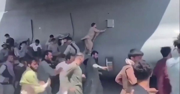 La Nación / El peor desenlace: hallan restos humanos en avión que despegó de Kabul