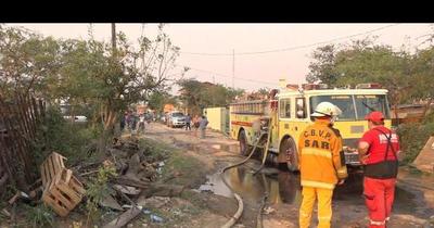 Bomberos controlan incendio en barrio Santa Ana