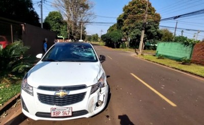 Motociclista sufre lesiones tras chocar contra un automóvil
