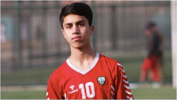 Un seleccionado sub 20 de Afganistán falleció tras caer del avión buscando huir de su país