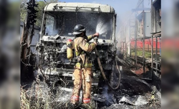 Quema de pastizal provoca incendio de tractocamión