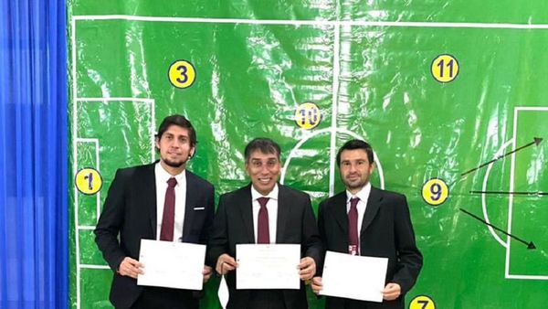 Nelson Cuevas se recibió de técnico de fútbol
