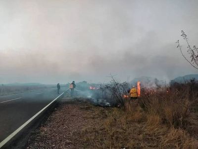 Bomberos en alerta ante focos de incendios en Paraguarí - Nacionales - ABC Color